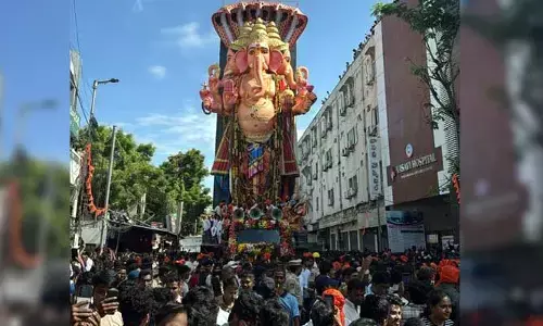 క్రేన్ వద్దకు బడా గణేష్.. కిక్కిరిసిన శోభాయాత్ర
