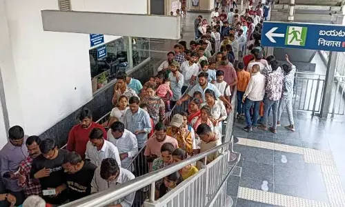 HYD: ‘వామ్మో.. ఏంటీ జనాలు’.. కిక్కిరిసిన మెట్రో స్టేషన్ (Photos)
