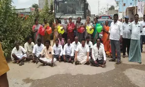 నీటి కోసం ఖాళీ బిందెలతో రోడ్డెక్కిన మహిళలు