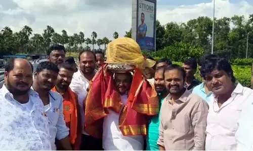 Etala Rajender: బాలాపూర్ లడ్డూతో ఎంపీ ఈటల రాజేందర్.. అభిమానాన్ని చాటిన దశరథ్ గౌడ్