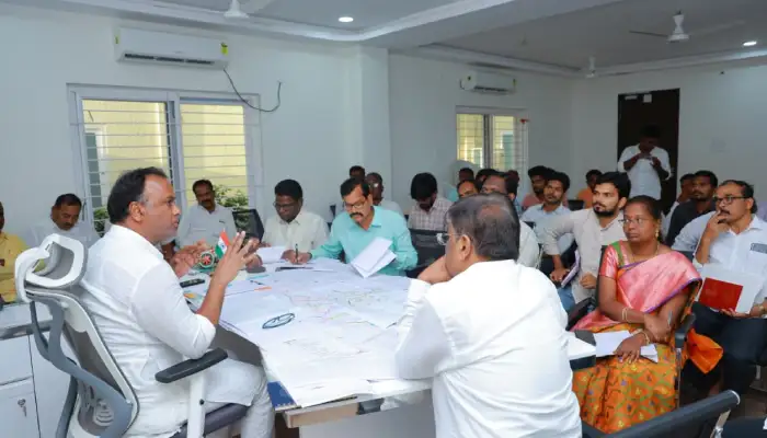 గుంతలు పడి ప్రమాదకరంగా మారిన రోడ్ల‌ను రిపేరు చేయండి : రాజగోపాల్ రెడ్డి
