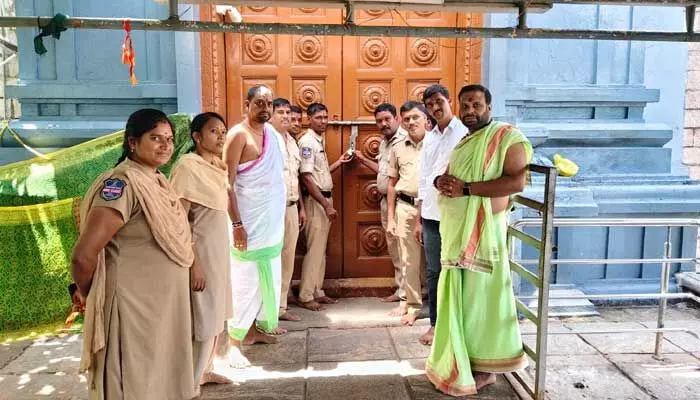 బాసర ఆలయం మూసివేత బాసర ఆలయం మూసివేత