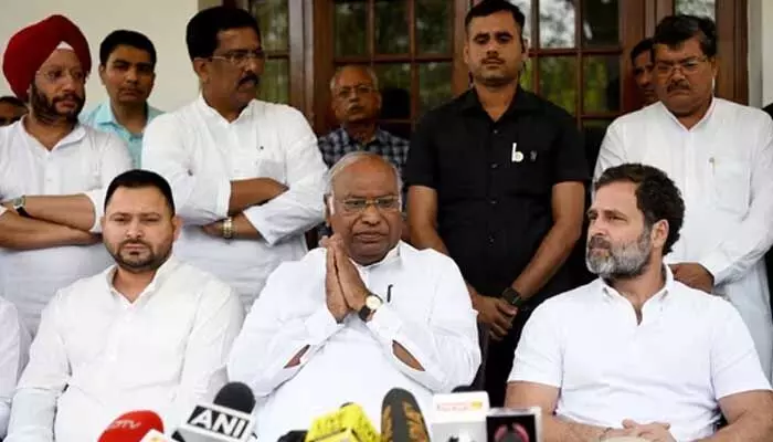 మహాఘట్బంధన్లో సీట్ల హెడేక్.. గత పెర్ఫార్మెన్స్ ఆధారంగా సీట్లు ఇస్తారా? మహాఘట్బంధన్లో సీట్ల హెడేక్.. గత పెర్ఫార్మెన్స్ ఆధారంగా సీట్లు ఇస్తారా?