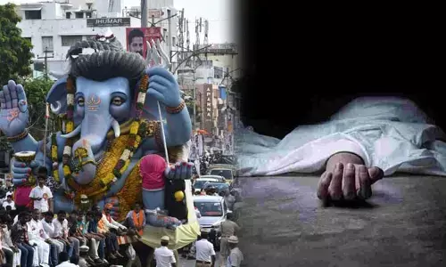 గణేశ్ నిమజ్జనంలో అపశృతి.. టస్కర్‌ ఢీకొని జీహెచ్ఎంసీ కార్మికురాలు మృతి