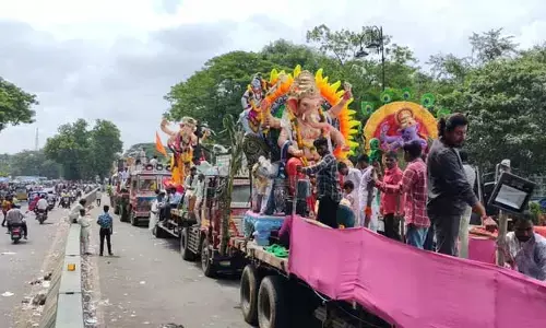 ట్యాంక్ బండ్ పై కొనసాగుతున్న నిమజ్జనాలు