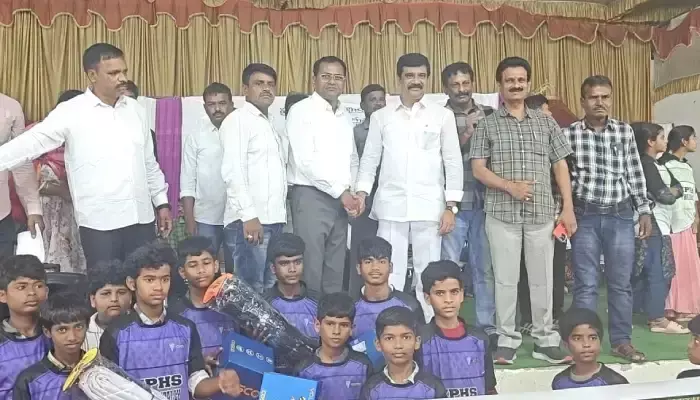 స్పోర్ట్స్‌ మెటీరియల్, డ్రెస్సులు అందజేత