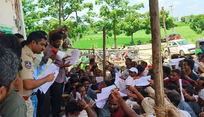 రైతులకు తప్పని యూరియా కష్టాలు.. రైతులకు తప్పని యూరియా కష్టాలు..