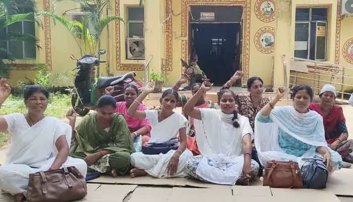 ఆన్ లైన్ సేవల నుండి ఏఎన్ఎంలను తొలగించాలంటూ నిరసన ఆన్ లైన్ సేవల నుండి ఏఎన్ఎంలను తొలగించాలంటూ నిరసన
