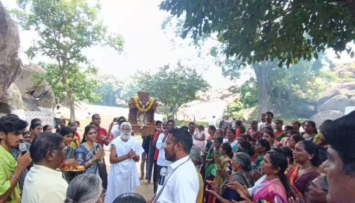 సిద్దులగుట్టపై ప్రత్యేక పూజలు సిద్దులగుట్టపై ప్రత్యేక పూజలు