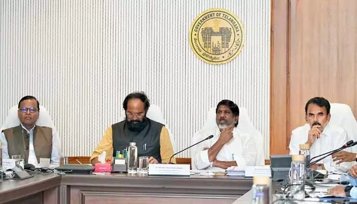 కాలుష్యకారక పరిశ్రమల తరలింపునకు పాలసీ సిద్ధం చేయండి.. అధికారులకు డిప్యూటీ సీఎం భట్టి ఆదేశాలు కాలుష్యకారక పరిశ్రమల తరలింపునకు పాలసీ సిద్ధం చేయండి.. అధికారులకు డిప్యూటీ సీఎం భట్టి ఆదేశాలు