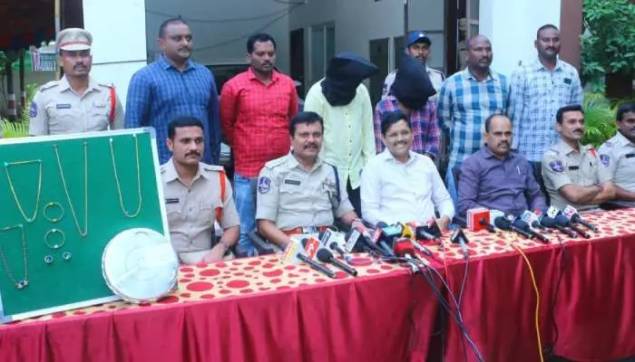 ఇద్దరు దొంగల వద్ద నుంచి 16 లక్షలు సొత్తు స్వాధీనం ఇద్దరు దొంగల వద్ద నుంచి 16 లక్షలు సొత్తు స్వాధీనం