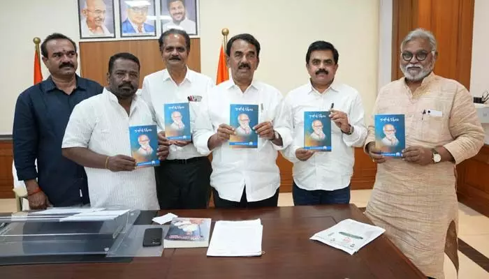 కాళోజీ కథల పుస్తకాన్ని ఆవిష్కరించిన మంత్రి జూపల్లి కాళోజీ కథల పుస్తకాన్ని ఆవిష్కరించిన మంత్రి జూపల్లి