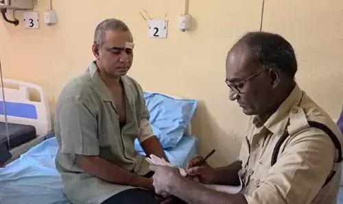 పరీక్ష రాయవద్దన్నాడని..  ప్రొఫెసర్​ను కత్తితో పొడిచిన విద్యార్థి..