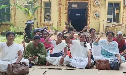 ఆన్ లైన్ సేవల నుండి ఏఎన్ఎంలను తొలగించాలంటూ నిరసన