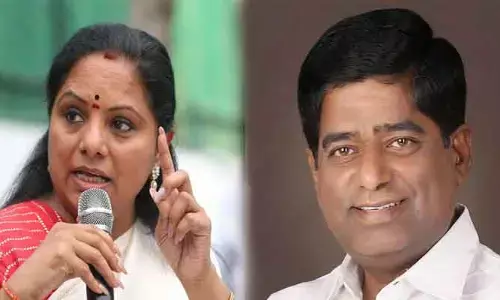 Kavitha: మళ్లీ మాట్లాడితే  చెప్పులతో కొడుతాం.. వి. ప్రకాశ్ కు జాగృతి నేతల వార్నింగ్
