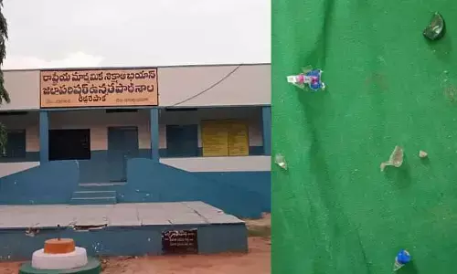 మందుబాబులకు అడ్డాగా పాఠశాల
