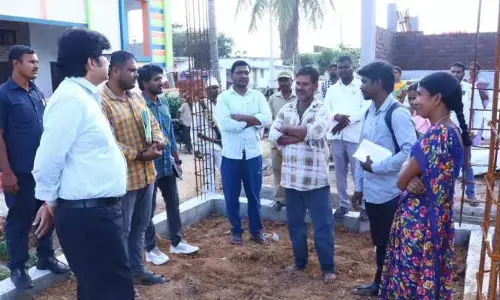 ఇందిరమ్మ ఇండ్లను త్వరగా పూర్తి చేయాలి -  కలెక్టర్ హనుమంతరావు