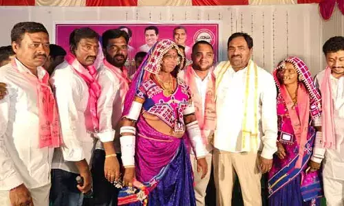 ఎర్రబెల్లి ఆధ్వర్యంలో బీఆర్ఎస్ పార్టీలోకి భారీగా చేరికలు
