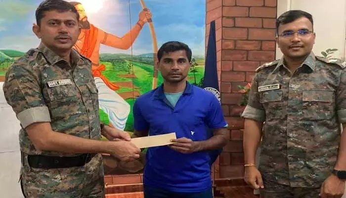 మావోయిస్టులకు షాక్.. లొంగిపోయిన మరో కీలక సభ్యుడు మావోయిస్టులకు షాక్.. లొంగిపోయిన మరో కీలక సభ్యుడు