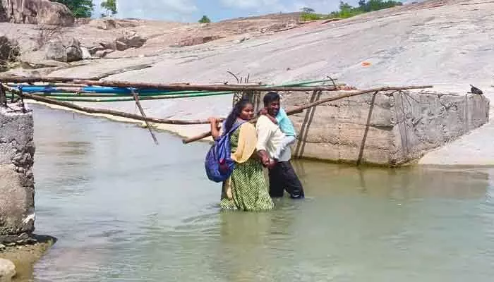 అంజన్న గుడికి వెళ్లాలంటే భక్తులకు కష్టాలు అంజన్న గుడికి వెళ్లాలంటే భక్తులకు కష్టాలు
