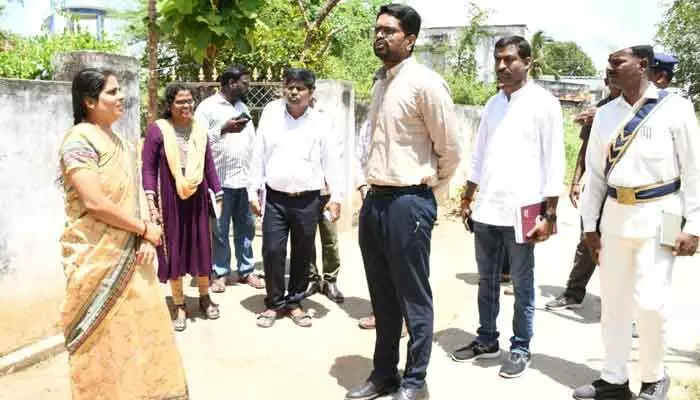 బీసీ బాలికల వసతి గృహాన్ని తనిఖీ చేసిన కలెక్టర్ బీసీ బాలికల వసతి గృహాన్ని తనిఖీ చేసిన కలెక్టర్