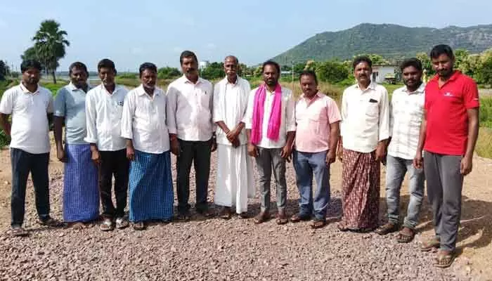 ఇష్టారీతిన బీటీ రోడ్డు పనులు ఇష్టారీతిన బీటీ రోడ్డు పనులు