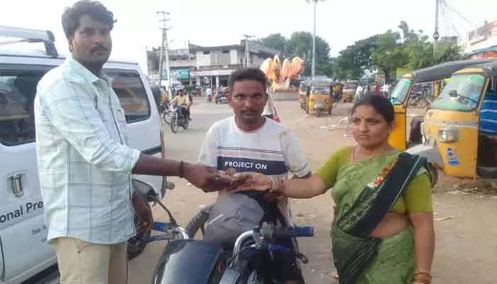 నిజాయితీ చాటుకున్న స్కూల్ బస్ డ్రైవర్.! నిజాయితీ చాటుకున్న స్కూల్ బస్ డ్రైవర్.!