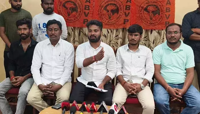 Group-1 పరీక్షలపై సీబీఐ ఎంక్వైరీకి ఏబీవీపీ డిమాండ్ Group-1 పరీక్షలపై సీబీఐ ఎంక్వైరీకి ఏబీవీపీ డిమాండ్