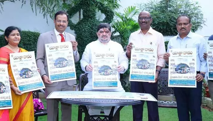 టీజీఎస్ఆర్టీసీ వినూత్న సేవా కార్యక్రమం.. ‘యాత్ర దానం’.. పోస్టర్ రిలీజ్ చేసిన మంత్రి పొన్నం టీజీఎస్ఆర్టీసీ వినూత్న సేవా కార్యక్రమం.. ‘యాత్ర దానం’.. పోస్టర్ రిలీజ్ చేసిన మంత్రి పొన్నం