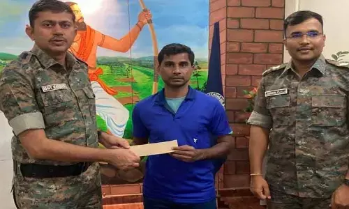 మావోయిస్టులకు షాక్.. లొంగిపోయిన మరో కీలక సభ్యుడు