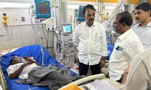 బాధితుడికి మంత్రి జూపల్లి పరామర్శ..