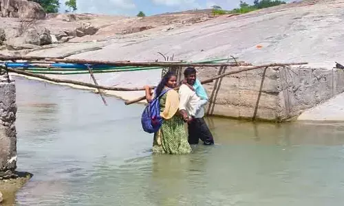 అంజన్న గుడికి వెళ్లాలంటే భక్తులకు కష్టాలు
