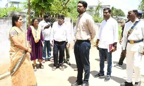బీసీ బాలికల వసతి గృహాన్ని తనిఖీ చేసిన కలెక్టర్