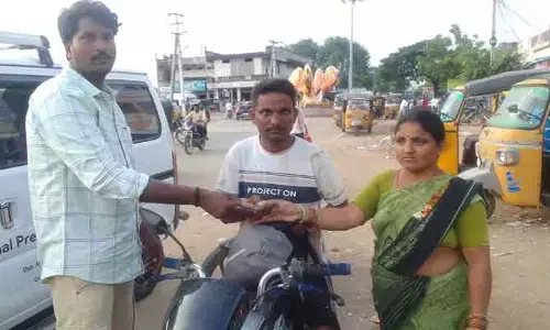 నిజాయితీ చాటుకున్న స్కూల్ బస్ డ్రైవర్.!