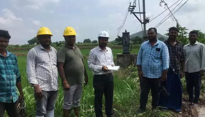 కాలిన ట్రాన్స్ ఫార్మర్ స్థానంలో కొత్తది ఏర్పాటు.. కాలిన ట్రాన్స్ ఫార్మర్ స్థానంలో కొత్తది ఏర్పాటు..
