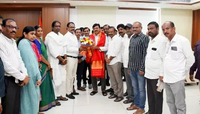 తహశీల్దార్లకు డిప్యూటీ కలెక్టర్లుగా పదోన్నతి కల్పించాలి.. మంత్రిని కోరిన ట్రెసా తహశీల్దార్లకు డిప్యూటీ కలెక్టర్లుగా పదోన్నతి కల్పించాలి.. మంత్రిని కోరిన ట్రెసా