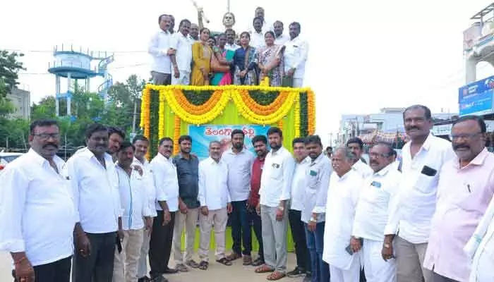 ప్రతి ఆడబిడ్డ ఐలమ్మ పోరాట స్ఫూర్తితో ముందుకు సాగాలి ప్రతి ఆడబిడ్డ ఐలమ్మ పోరాట స్ఫూర్తితో ముందుకు సాగాలి