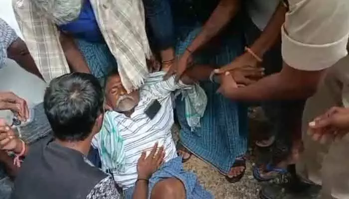 యూరియా కోసం వెళ్లి సొమ్మసిల్లి పడిపోయిన రైతు యూరియా కోసం వెళ్లి సొమ్మసిల్లి పడిపోయిన రైతు