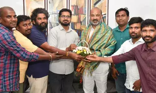 Bandi Sanjay: బండి సంజయ్ ను కలిసిన గ్రూప్ -1 అభ్యర్థులు