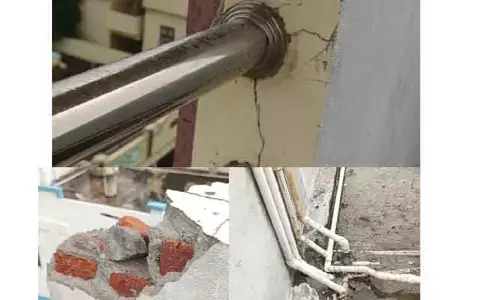 వేములవాడలో భవనంపై పడిన పిడుగు