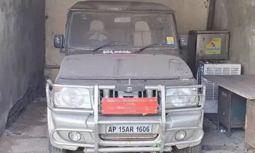 నిరుపయోగంగా ప్రభుత్వ వాహనాలు!