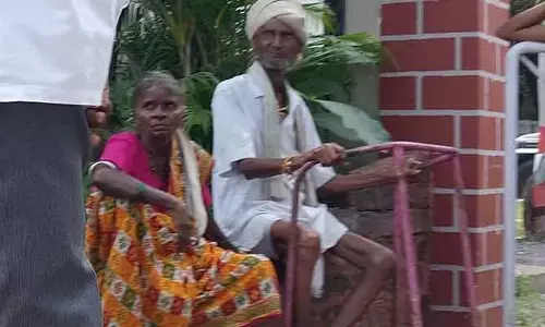 కొడుకు అన్నం పెడుతలే సారూ..!