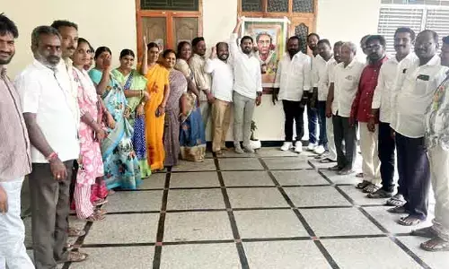 వీరనారి ఐలమ్మను ఆదర్శంగా తీసుకోవాలి