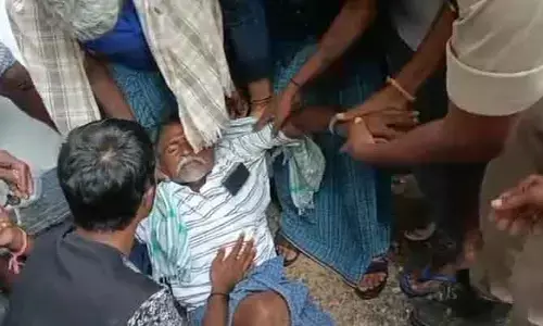 యూరియా కోసం వెళ్లి సొమ్మసిల్లి పడిపోయిన రైతు
