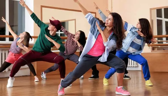Dancing : డ్యాన్సింగ్ ఓ కళ మాత్రమే కాదు.. మెదడు సామర్థ్యాన్ని మెరుగు పరిచే వ్యాయామం కూడా..! Dancing : డ్యాన్సింగ్ ఓ కళ మాత్రమే కాదు.. మెదడు సామర్థ్యాన్ని మెరుగు పరిచే వ్యాయామం కూడా..!