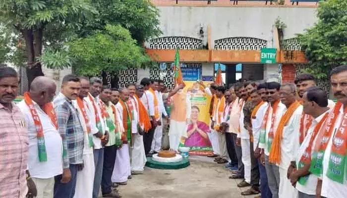 కృష్ణా స్టేషన్లో ఎక్స్ ప్రెస్ రైళ్ల హాల్టింగ్ కృష్ణా స్టేషన్లో ఎక్స్ ప్రెస్ రైళ్ల హాల్టింగ్