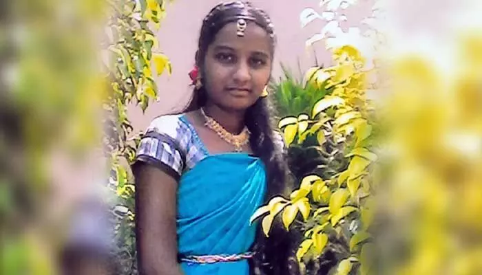బహిర్భూమికి వెళ్లిన యువతి మృతి.. గ్రామంలో కలకలం బహిర్భూమికి వెళ్లిన యువతి మృతి.. గ్రామంలో కలకలం