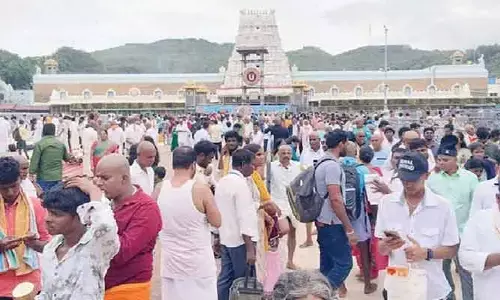తిరుమలలో కొనసాగుతున్న భక్తుల రద్దీ.. సర్వదర్శనానికి 12 గంటల సమయం