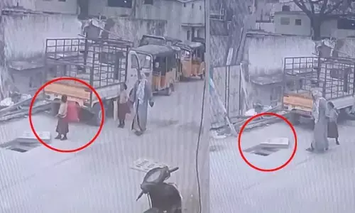 Hyderabad: పాతబస్తీలో అధికారుల నిర్లక్ష్యం.. మ్యాన్‌హోల్‌లో పడిన చిన్నారి.. వీడియో వైరల్