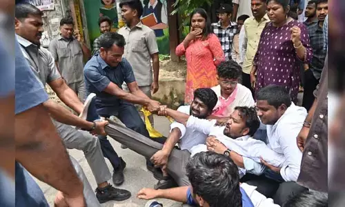 Central Library: చిక్కడపల్లి లైబ్రరీ వద్ద మొదలైన ఆందోళన.. బీఆర్ఎస్వీ నేతలు అరెస్ట్